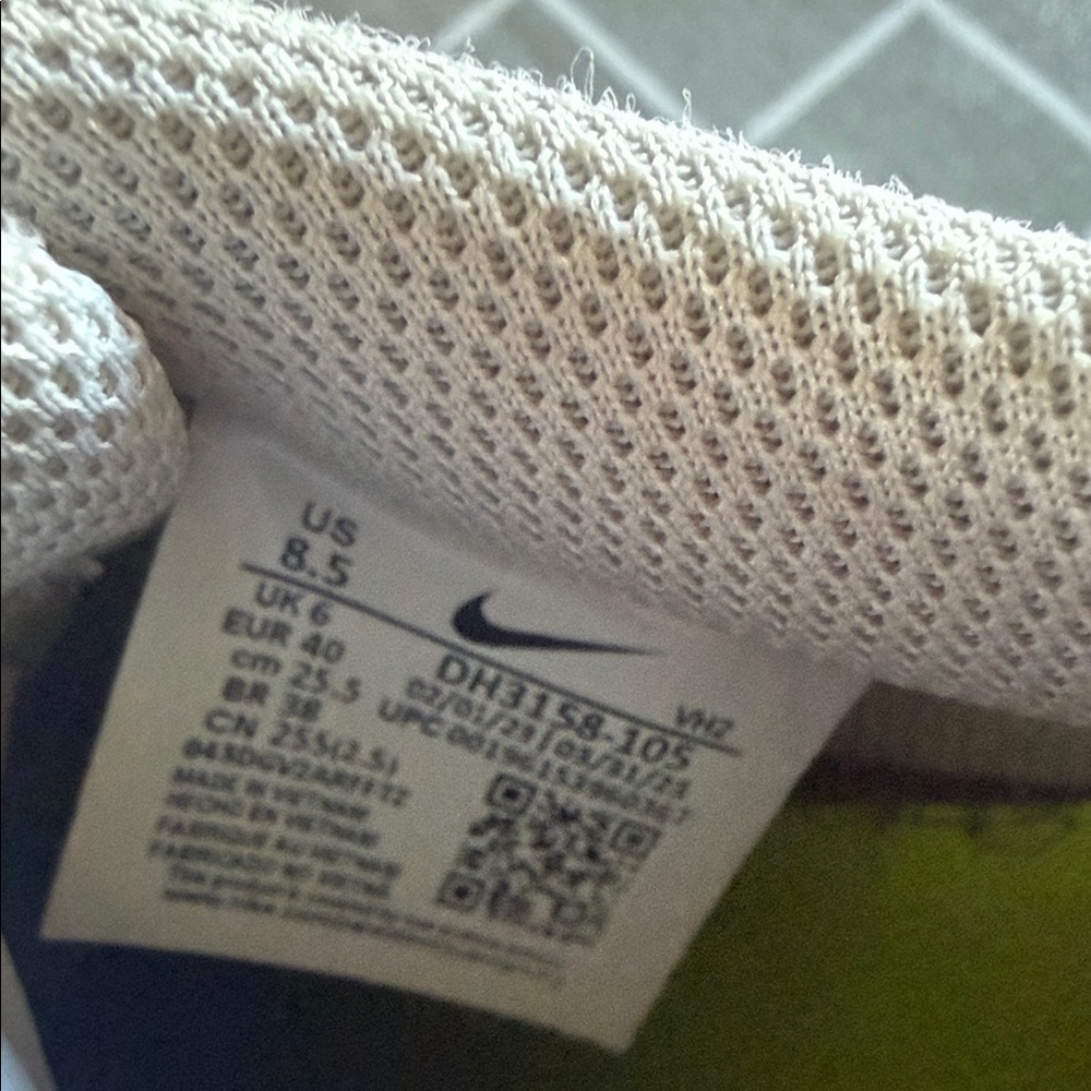 Nike Sneakers Size 8.5 - Picture 4 of 4